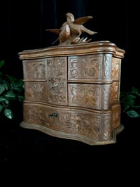 Image 9 of Incroyable coffre à bijoux, en bois sculpté, dite Forêt Noire, soie bleue, fin du 19ème s.