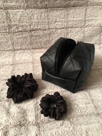 Image 2 of Kosmetyczka Eco skóra pikowana czarna w rozmiarze MIDI