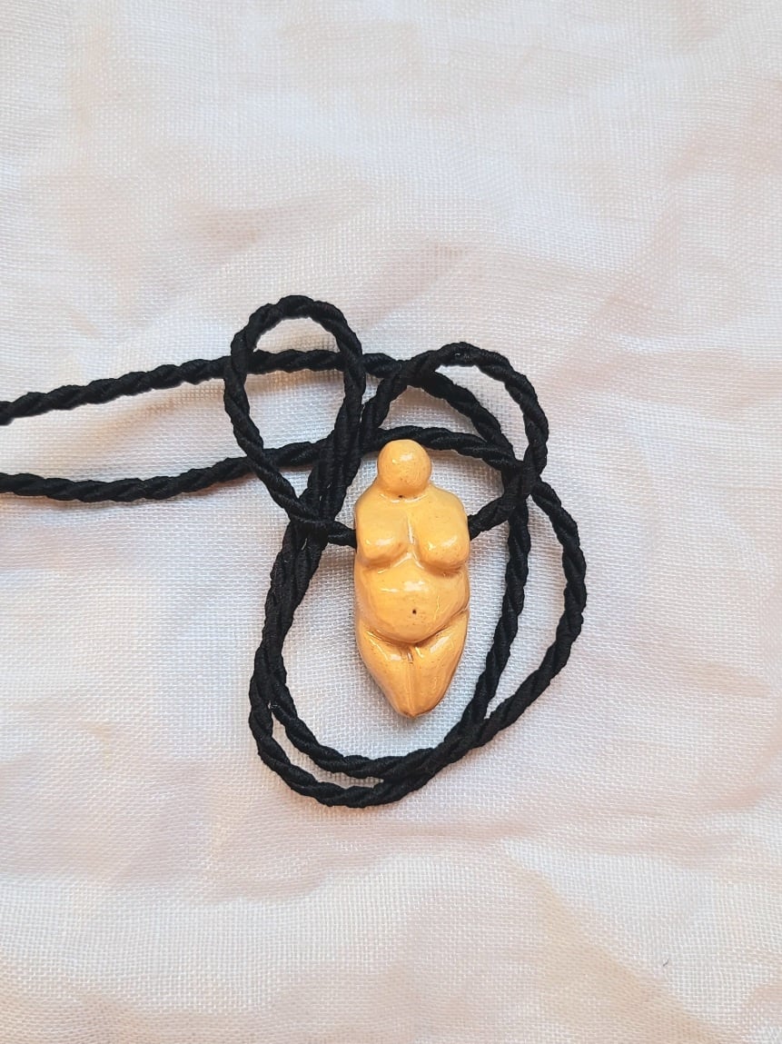 Image of Pendentif vénus dorée et cordon torsadé