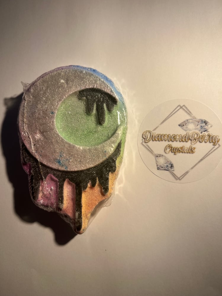 Image of Dripping moon bath bomb