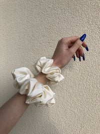 Image 9 of SCRUNCHIE STANDARD CREAM/KREM