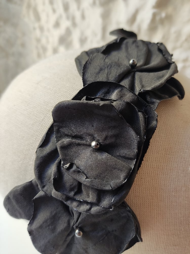 Image of Cerchietto coroncina floreale nero