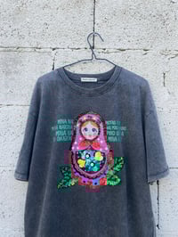 Image 1 of Camiseta bordada a man. MATRIOSKA gris. En STOCK