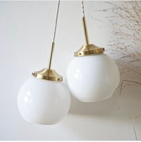 Image 4 of Baladeuse Ou Suspension En Opaline Blanche  & laiton 