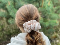 Image 6 of SCRUNCHIE OVERSIZED CHAMPAGNE/SZAMPAN