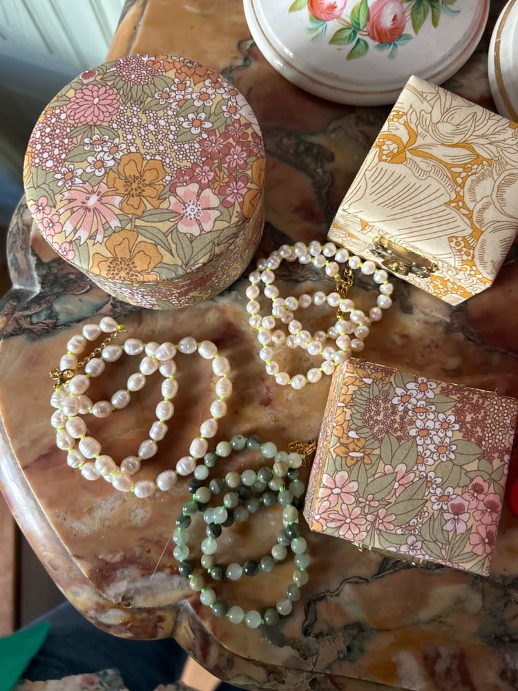 Image of Colliers en perles d’eau douce et en pierres naturelles dans leurs écrins en Liberty 