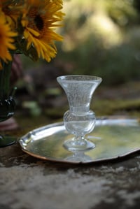 Image 1 of Kleine Vase, mit Fuss, weisses Glas mit Einschlüssen, mundgeblasen