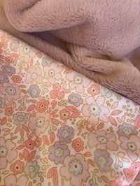 Image 2 of COUVERTURE MOTIF LIBERTY FOURRURE ROSE