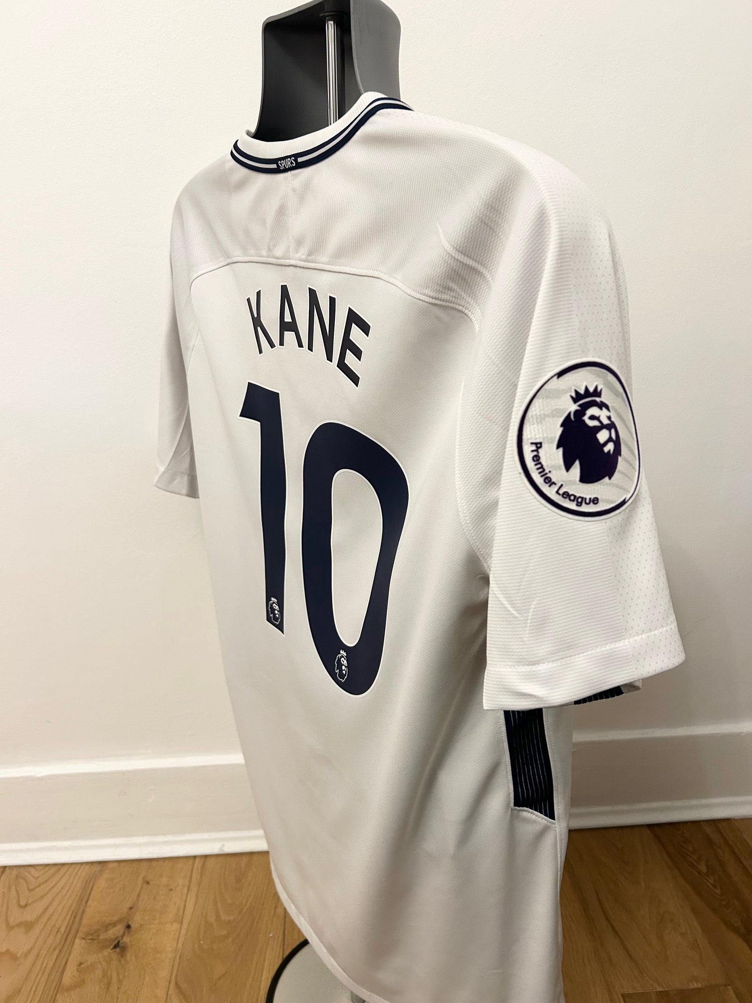 Image of Tottenham Hotspur “KANE 10” 2017/18 Home Shirt + PL patches, L