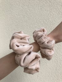 Image 4 of SCRUNCHIE OVERSIZED BEIGE/BEŻ