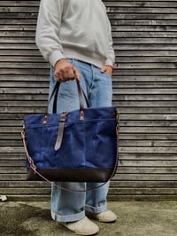 Image 2 of XL bag in navy blue waxed canvas and dark brown oiled leather base