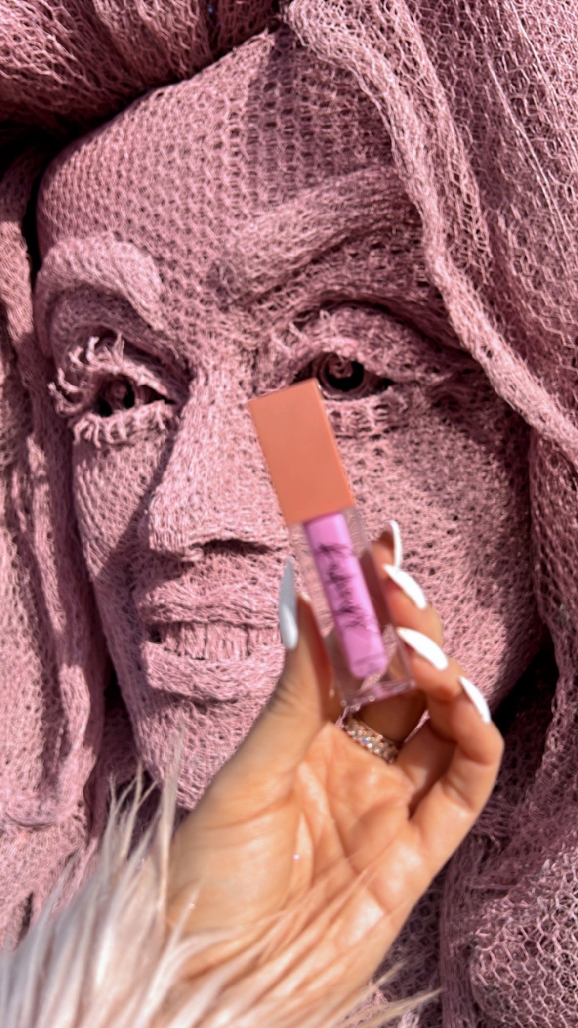 Image of "DOLLY" voluminous lip glow