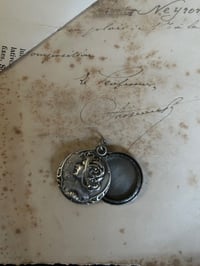 Image 3 of Pendentif Art Nouveau, Femme aux coquelicots, porte-photo coulissant, plaqué argent, 1900
