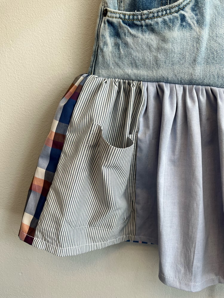 Image of Lykke nederdel med lyse jeans (small)