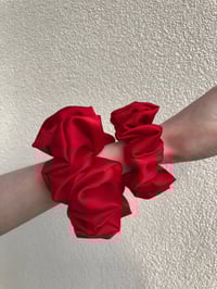 Image 3 of SCRUNCHIE OVERSIZED + STANDARD INTENSE RED