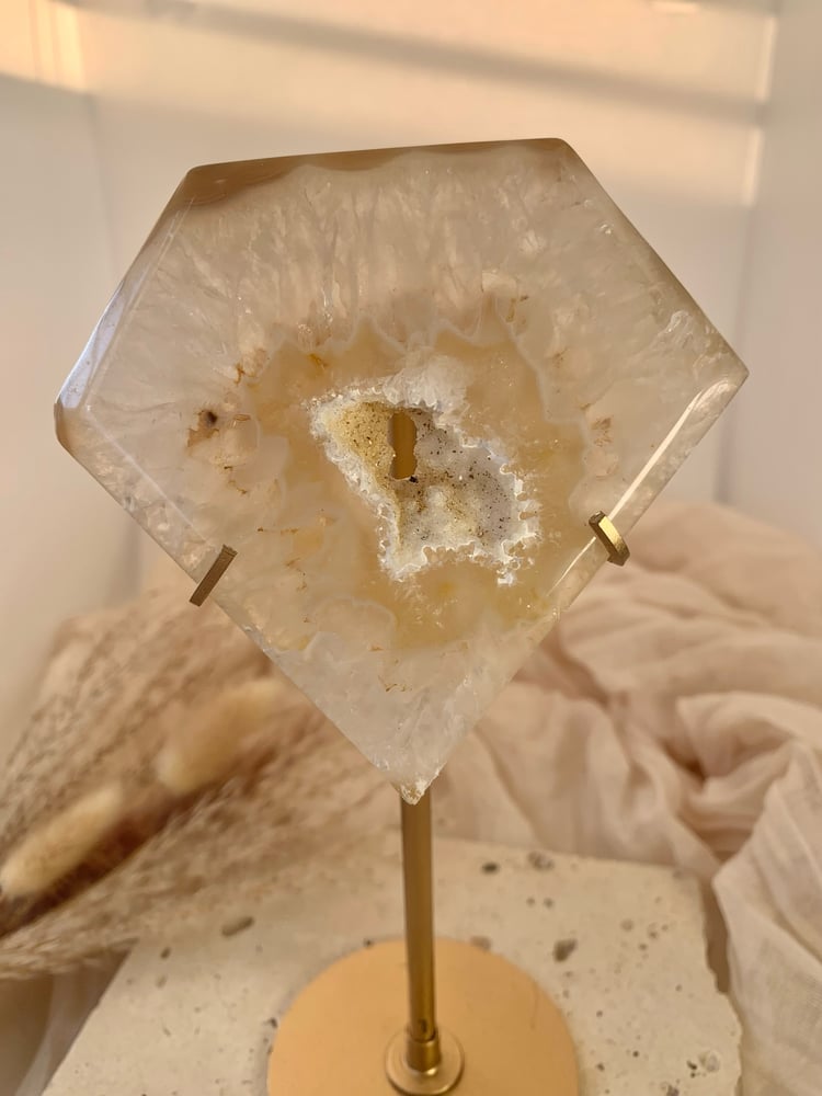 Image of Agate Diamond on Stand 