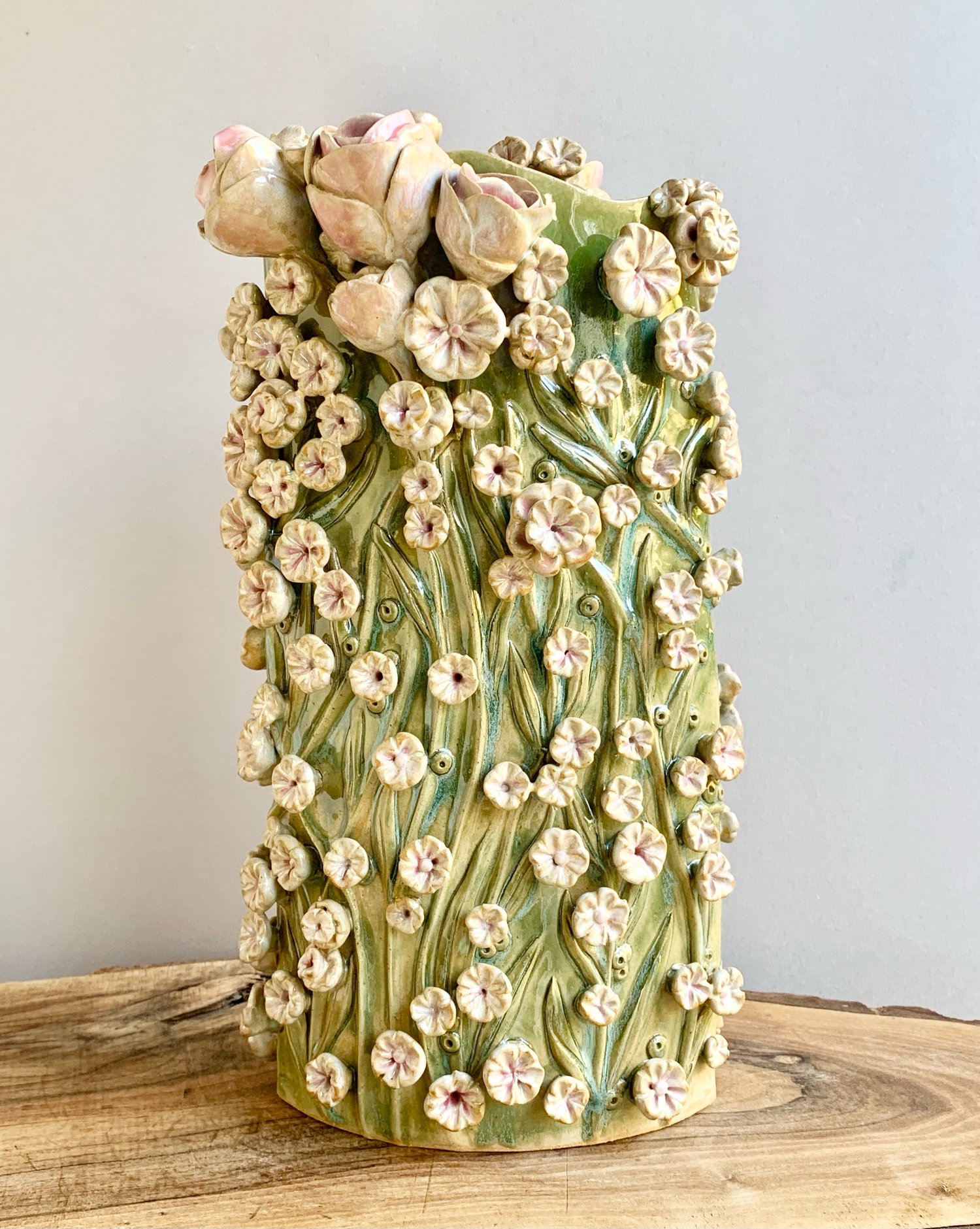 Image of Trailing Ivy Daisies and Roses 