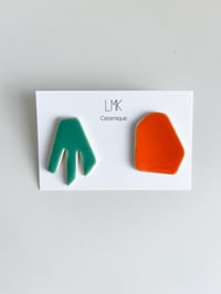 Paire de boucles d'oreilles céramique DUO lagon foncé et orange 