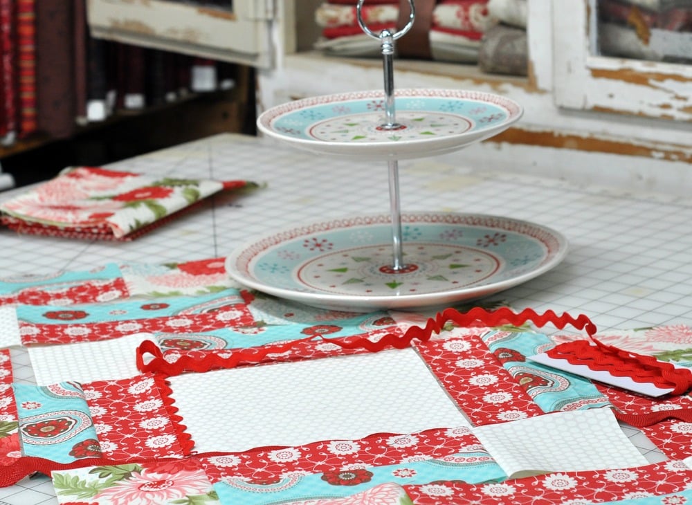 Image of Fat Quarter Table Runner II - Pattern Q111 PAPER pattern