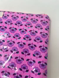 Image 2 of La Pochette à Maillots rose flashy et ses petites fleurs
