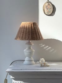 Image 5 of Lampe d’appoint en bois blanc et abat-jour rotin