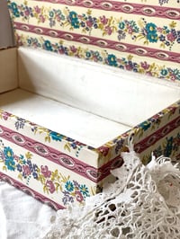 Image 9 of Boîte à couture fleurie