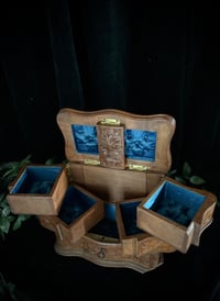 Image 6 of Incroyable coffre à bijoux, en bois sculpté, dite Forêt Noire, soie bleue, fin du 19ème s.