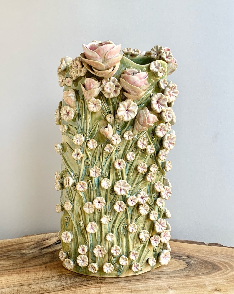 Image of Trailing Ivy Daisies and Roses 