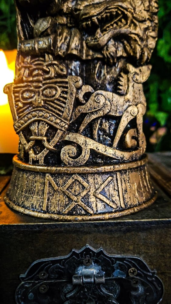 👑The Armored Kingdom Loki's Mischief Carved Deceiver Statue