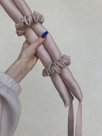 Image 4 of WAŁEK DO KRĘCENIA WŁOSÓW + SCRUNCHIES CHAMPAGNE