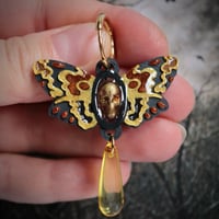 Image 2 of Pendientes Polilla Calavera Dorada