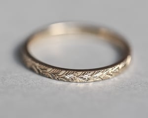 Image of 18ct gold 2mm Laurel Leaf engraved ring