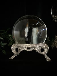Image 4 of Magnifique boule de cristal de 15cm de diamètre et son support en régule argenté, début 1900