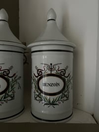 Image 3 of Très grand pot d’apothicaire, de la fin du XIXème siècle, porcelaine peinte: benzoin
