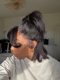 Image 4 of 12 inch 13x6 KINKY STRAIGHT LAYERED BOB WIG 