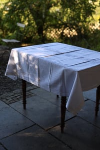 Image 1 of 1 Tischdecke mit Hohlsaum und Chrysantemen, 140x160cm
