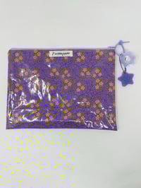 Image 1 of *EN STOCK* Pochette à Maillots Et son Gri-gri Lilie B  Violette petites fleurs moutarde