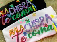 Image 4 of Camiseta bordada a man. MALA CHISPA TE COMA branca cores. corte unisex.