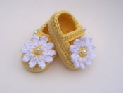 Image of Crocheted Mary Jane Shoes Booties 3 - 6 Months Yellow with White Daisy