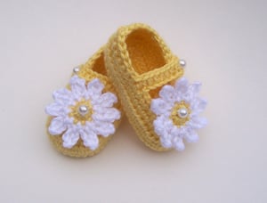 Image of Crocheted Mary Jane Shoes Booties 3 - 6 Months Yellow with White Daisy