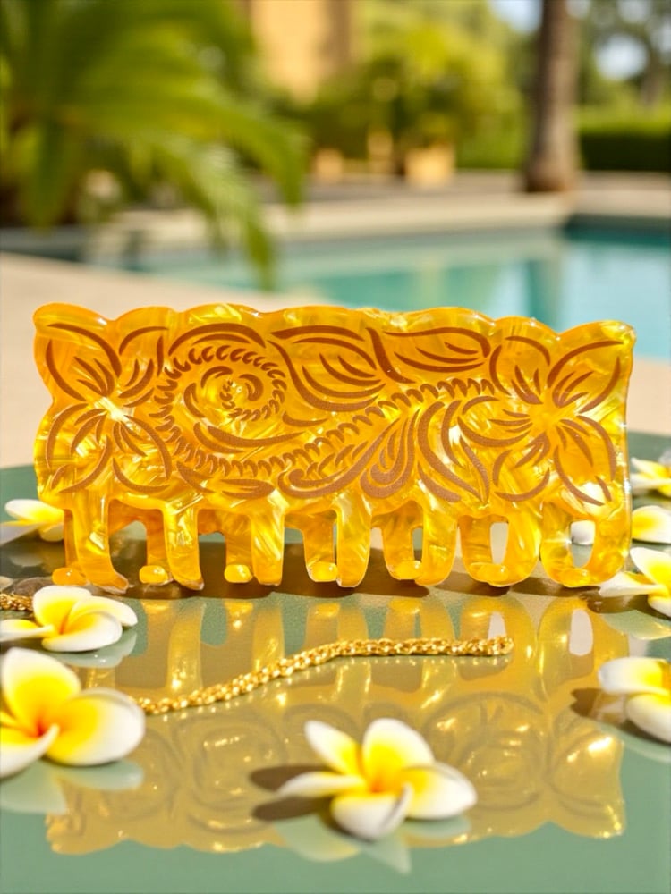 Image of Wave Edges Hawaiian Heirloom Bracelet Claw Clip