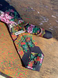 Image 2 of GRAVATA NEGRA. Feita a man. 