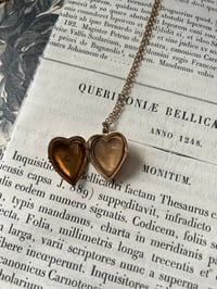 Image 2 of Beau porte-photo plaqué or en forme de cœur, époque Art Déco (1910)