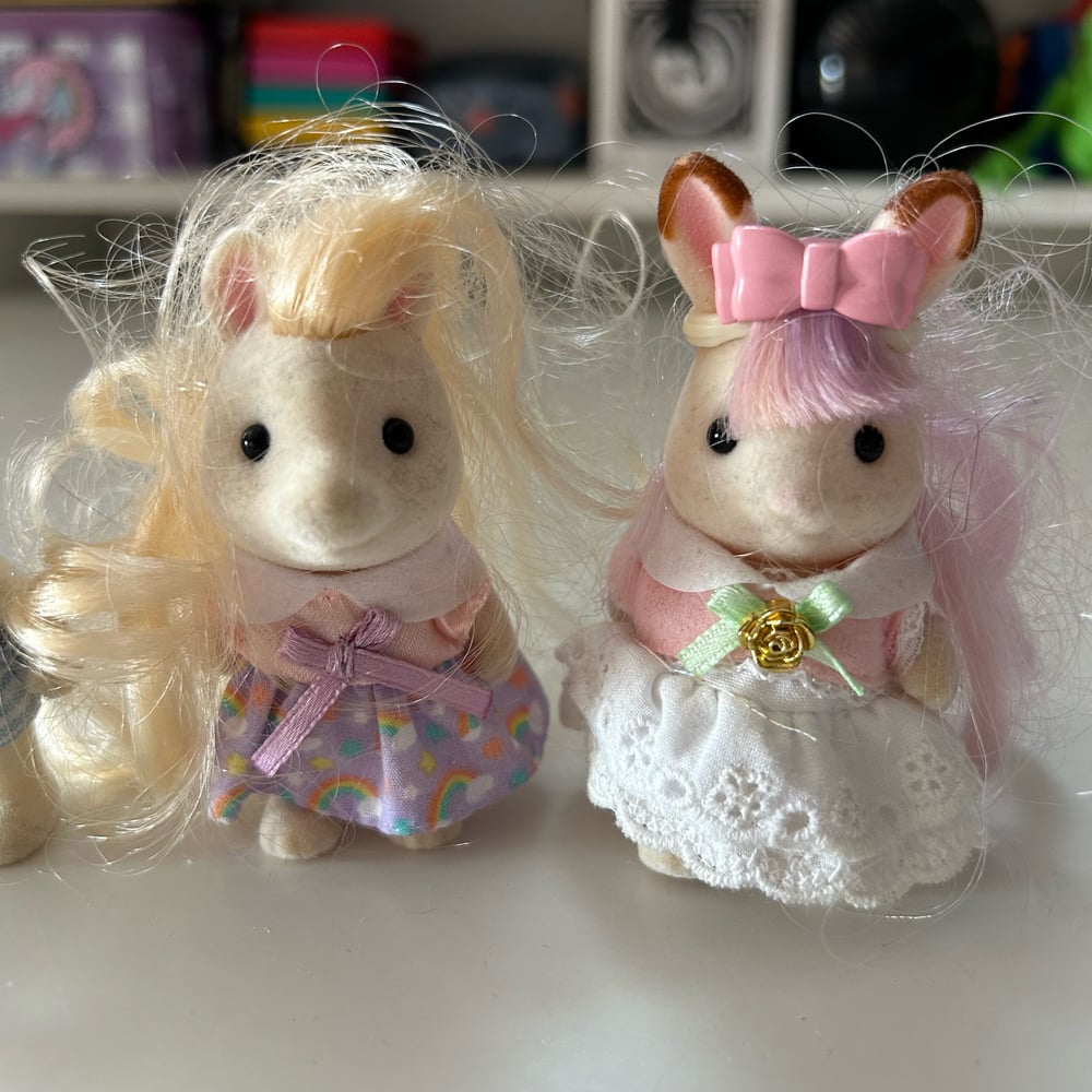 Image of LOT 3 PERSONNAGES SYLVANIAN FAMILIES