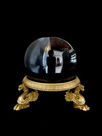 Image 7 of Superbe boule noire de 15 cm de diamètre sur un incroyable support en bronze, début 1900