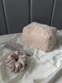 Image 1 of Kosmetyczka Bouclé ECRU w rozmiarze MIDI