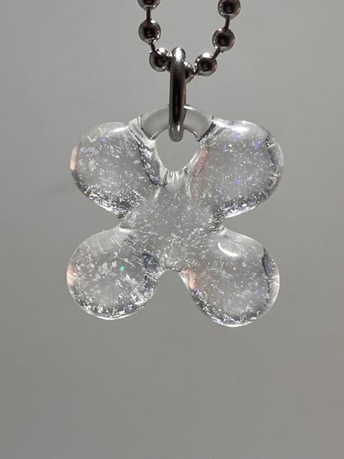 Image of crushed opal clover 