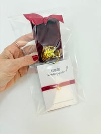 Image 2 of Copy of Copy of Le joli cadeau : Bracelet ruban velours et marque-page matelassé rouge