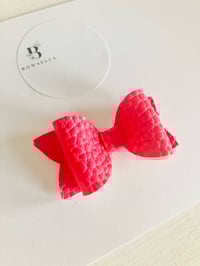 Fushia pink bow 