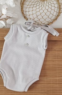 Image 2 of Photoshooting newborn boys bodysuit Robbie| light gray
